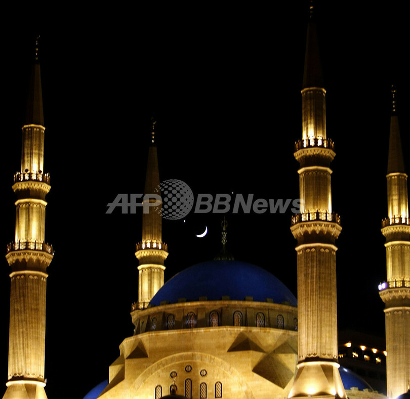 世界の冬の夜空で月、金星、木星が天体ショー