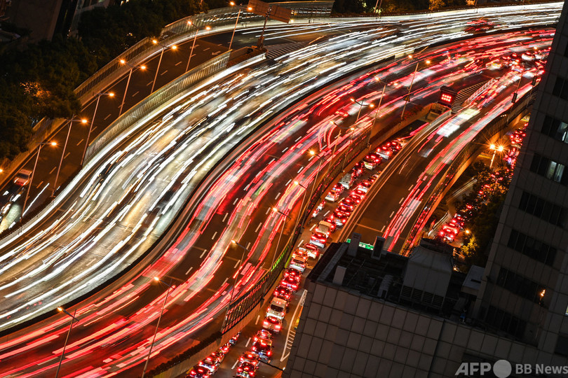 【今日の1枚】都市を流れる光の川、上海の高速道路