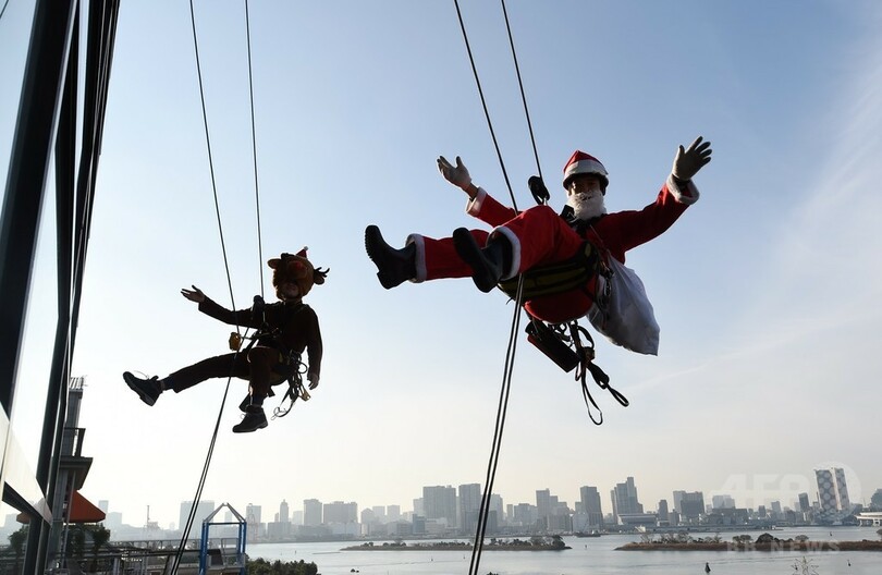 お台場に窓ふきサンタ、東京