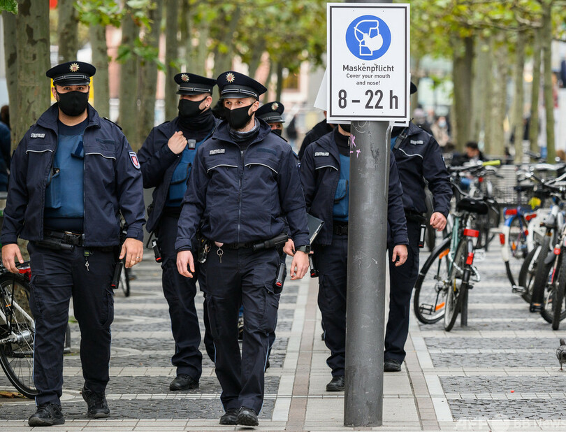 約800人が警察署襲撃、卵や瓶投げ付ける 独フランクフルト