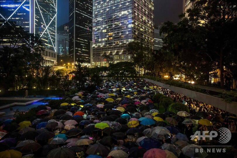 香港の金融労働者ら、雨天の「光のショー」で反政府デモへの支持表明
