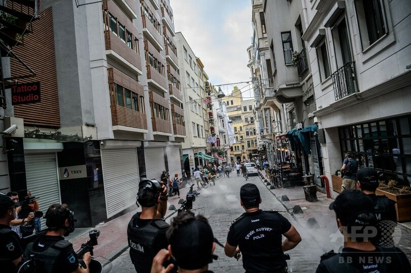 トルコ機動隊、「ゲイ・プライド」パレードにゴム弾使用