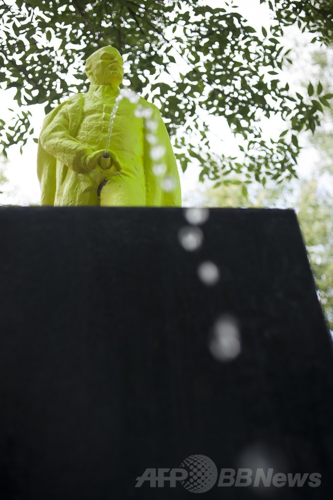 小便するレーニン像、ポーランドに登場