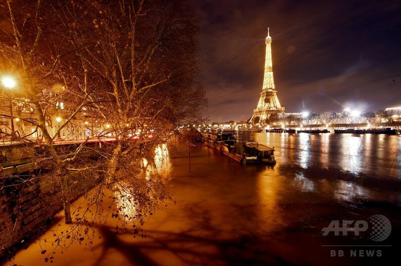 仏パリ・セーヌ川の水位、通常より4m上昇 観光に引き続き影響