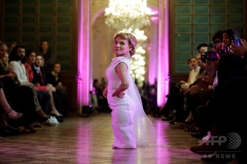 純白ドレスで登場 低身長モデルのファッションショー 仏パリ 写真枚 国際ニュース Afpbb News