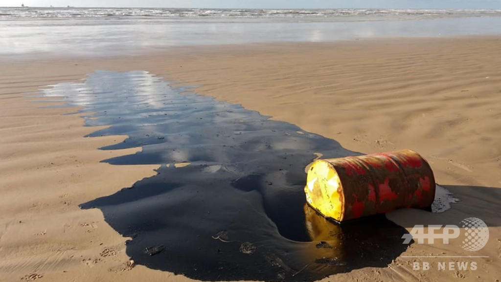 ブラジル北東部に大量の原油、130か所超える海岸に漂着 写真10枚 国際ニュース：AFPBB News