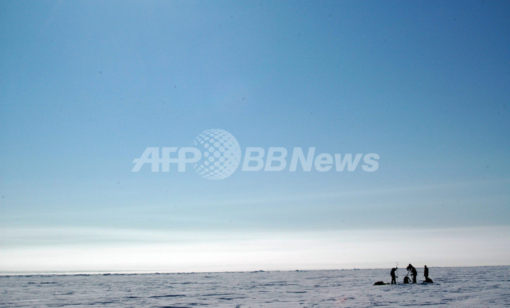 カナダ北極圏、男が上空7000メートルの航空機から飛び降りる カナダ北極圏、男が上空7000メートルの航空機から飛び降りる