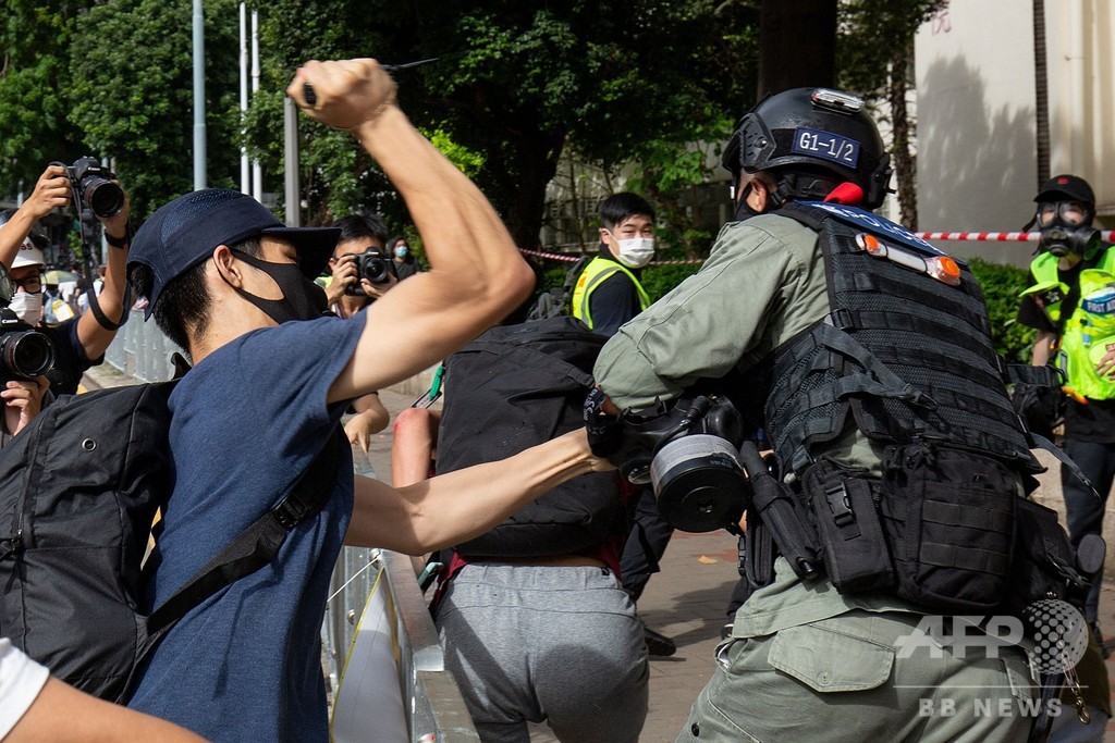 香港デモで警官襲撃 男を離陸間際の英ロンドン行き機内で逮捕 写真2枚 国際ニュース Afpbb News