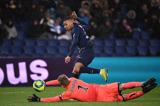 エムバペ躍動のPSGが快勝、新型ウイルス影響で試合前の握手はなし 写真