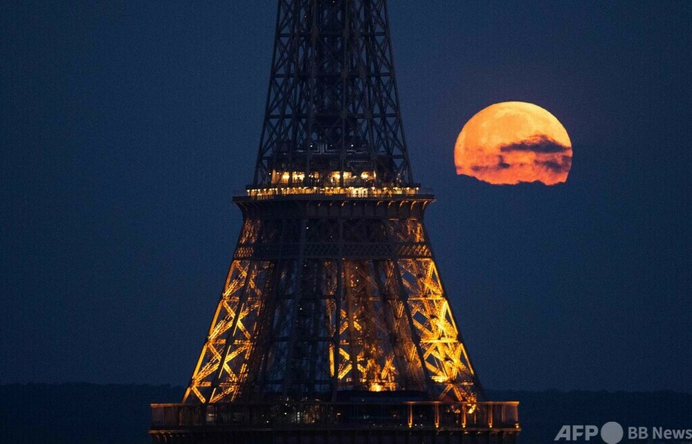 【 ✨️値下げ中✨️連休限定✨️ 】イアンヌ ポアレット エッフェル塔から花束を 2025年7月14日：パリとその周辺でエッフェル塔の無料花火大会を見