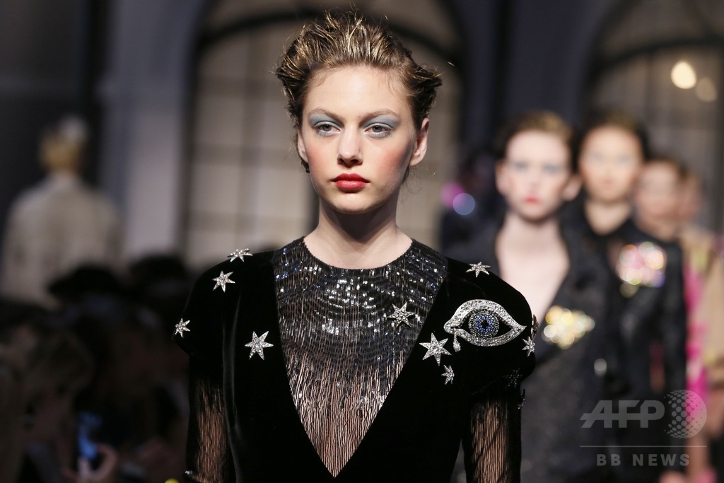 新デザイナーが辿る創業者の面影、「スキャパレリ」15/16年秋冬オートクチュール