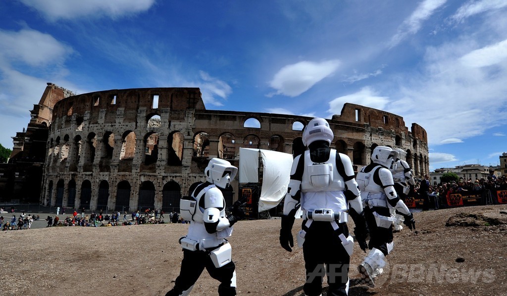 「スター・ウォーズの日」でファン集結、伊ローマのコロッセオ