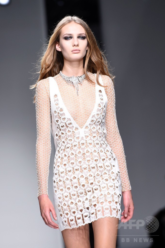 「アトリエ ヴェルサーチ」16年春夏パリ・オートクチュール