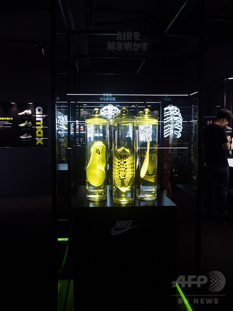 ナイキエアマックス発売20周年、貴重なデザイン画やアーカイブ展示16日まで