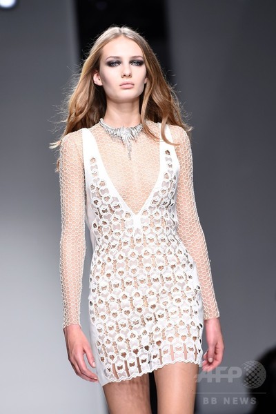 「アトリエ ヴェルサーチ」16年春夏パリ・オートクチュール