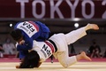 東京五輪、柔道混合団体決勝。フランスのサラレオニー・シシケ（上）と対戦する芳田司（2021年7月31日撮影）。(c)Jack GUEZ / AFP