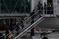 フィリピン・マニラの空港で、飛行機に搭乗する強盗事件の容疑者ら（2023年2月7日撮影）。(c)JAM STA ROSA / AFP