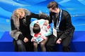 北京冬季五輪、フィギュアスケート女子シングル・フリースケーティング（FS）。演技を終えたロシア五輪委員会（ROC）のカミラ・ワリエワ（中央、2022年2月17日撮影）。(c)AFP