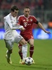 サッカー欧州チャンピオンズリーグ2013-14（UEFA Champions League 2013-14）準決勝第2戦、バイエルン・ミュンヘン（Bayern Munich）対レアル・マドリード（Real Madrid）。ボールを競るバイエルン・ミュンヘンのフランク・リベリ（Franck Ribery、右）とレアル・マドリードのギャレス・ベイル（Gareth Bale、2014年4月29日撮影）。(c)AFP/ODD ANDERSEN