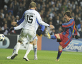 サッカー欧州チャンピオンズリーグ2010-11、グループリーグ第4節、FCコペンハーゲン対FCバルセロナ。前半31分に先制点を決めるバルセロナのリオネル・メッシ（右）。（2010年11月2日撮影）(c)AFP/JAVIER SORIANO