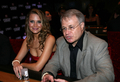 写真はゲームを楽しむプロのポーカープレイヤー、エリカ・シェーンベルグ（%%Erica Schoenberg%%、左）とMANSIONPoker.netのCEOであるデヴィッド・キンズマン氏（%%David Kinsman%%）。(c)AFP/Getty Images Michael Buckner