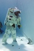 欧州宇宙機関（European Space Agency、ESA）は無重力状態と似たような感覚が得られるとして、宇宙服を着た状態での潜水訓練を行っている。

この訓練はESAと潜水専門会社、仏コメックス（Comex）、さらにアポロ11号（Apollo XI）の打ち上げに使われたエンジンを深海から回収したプロジェクト・チームなどの協力により実施されている。

写真は仏南部マルセイユ（Marseille）にあるプールで宇宙服を着て訓練を行うエルベ・ステブナン（Herve Stevenin）さん（2013年9月2日撮影）。(c)AFP/BORIS HORVAT
