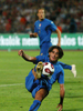 体勢を崩しながらもシュートを放つイタリアのアルベルト・アキラーニ（%%Alberto Aquilani%%）。(c)AFP/ATTILA KISBENEDEK