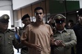 タイ首都バンコクの裁判所に出廷したハキム・アライビ氏（中央、2019年2月4日撮影）。(c)Lillian SUWANRUMPHA / AFP