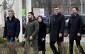 ウクライナ・ブチャで、ロシア軍の撤退から1年になるのに合わせて執り行った式典に出席したウォロディミル・ゼレンスキー大統領とスロベニア、モルドバ、クロアチア、スロバキアの首脳（2023年3月31日撮影）。(c)Sergei SUPINSKY / AFP