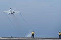 大西洋を航行する米空母ジョージ・H・W・ブッシュの甲板からカタパルトによって飛び立つF18戦闘機「ホーネット」（2018年5月11日撮影）。(c)AFP / Eric Baradat