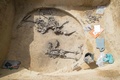仏東部のアルザス地方で見つかった人骨（2016年6月7日提供）。(c)AFP/INRAP / Michel Christen