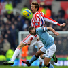 イングランド、FAカップ2012-13（FA Cup 2012-13）は27日、4回戦が各地で行われ、マンチェスター・シティ（Manchester City）は1-0でストーク・シティ（Stoke City）を下し、5回戦に進出した。

ストーク・シティのピーター・クラウチ（Peter Crouch、上）と空中のボールを競るマンチェスター・シティのパブロ・サバレタ（Pablo Zabaleta、2013年1月26日撮影）。(c)AFP/Paul Ellis