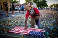 米ミネソタ州ミネアポリスで、ジョージ・フロイドさんの死を悼みひざまずく男性（2020年6月7日撮影、資料写真）。(c)Kerem Yucel / AFP