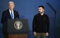 米首都ワシントンで開催された北大西洋条約機構（NATO）首脳会議関連の会合で、会見するウクライナのウォロディミル・ゼレンスキー大統領とジョー・バイデン米大統領（2024年7月11日撮影）。(c)Brendan SMIALOWSKI / AFP