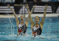 北京五輪シンクロナイズドスイミング最終予選でデュエット・フリールーティンに臨む日本の原田早穂（右）と鈴木絵美子。（2008年4月18日撮影）(c)AFP/PETER PARKS