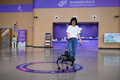 拱墅運河スポーツ公園体育場のホールで盲導犬ロボット「小西」を体験する観客（2023年10月26日撮影）。(c)Xinhua News