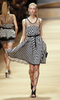 フランス・パリ市内で発表された「アレクシス・マビーユ（ALEXIS MABILLE）」11年春夏コレクション（2010年10月3日撮影）。（c）AFP/PATRICK KOVARIK