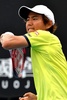 全豪オープンテニス、男子シングルス1回戦。リターンを打つ西岡良仁（2022年1月17日撮影）。(c)Paul Crock / AFP