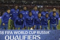 2018年サッカーW杯ロシア大会南米予選、アルゼンチン対エクアドル。試合前の写真撮影に臨むエクアドルの選手（2015年10月8日撮影）。(c)AFP/JUAN MABROMATA