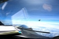 南シナ海上の国際空域で、米空軍偵察機RC135の前方を飛行する中国の「殲16」戦闘機。米インド太平洋軍提供の動画より（2023年5月26日撮影、30日公開）。(c)AFP PHOTO / DEFENSE VISUAL INFORMATION DISTRIBUTION SYSTEM (DVIDS