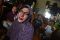 インドネシアの首都ジャカルタ（Jakarta）にあるトランスジェンダーのための老人養護施設で、施設を創設した活動家「マミ・ユリ（Mami Yuli）」ことユリアヌス・レットブラウト（Yulianus Rettoblaut）さんの話に耳を傾けるトランスジェンダーの人々（2013年1月29日撮影）。(c)AFP/ROMEO GACAD