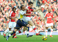 09-10イングランド・プレミアリーグ、アーセナル（%%Arsenal%%）対トッテナム・ホットスパー（%%Tottenham Hotspur%%）。試合はアーセナルが3-0でノースロンドンダービーを制した。写真はトッテナム・ホットスパーのベノワ・アス・エコット（%%Benoit Assou-Ekotto%%）とボールを競るアーセナルのセスク・ファブレガス（%%Cesc Fabregas%%）。（2009年10月31日撮影）(c)AFP/CARL DE SOUZA