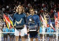 テニス、ドバイ・テニス選手権、男子シングルス決勝。トロフィーを手にポーズをとるロジャー・フェデラー（右）とステファノス・チチパス（2019年3月2日撮影）。(c)KARIM SAHIB / AFP