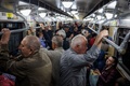 ウクライナ・ハルキウで地下鉄に乗る人（2022年5月24日撮影）。(c)Dimitar DILKOFF / AFP