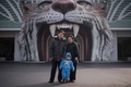 北朝鮮の首都平壌にある中央動物園の入り口で撮影された家族。(c)AFP/Ed Jones 
