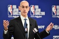 埼玉県でNBAジャパンゲームスに向けた記者会見に臨む米プロバスケットボール協会（NBA）のアダム・シルバーコミッショナー（2019年10月8日撮影）。(c)Kazuhiro NOGI/AFP