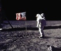 月面上に掲げた米国旗に敬礼する、アポロ11号（Apollo XI）のエドウィン・オルドリン（Edwin Aldrin）宇宙飛行士（1969年7月20日撮影）。(c)AFP