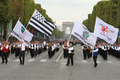 2007年9月23日、パリのシャンゼリゼ（Champs-Elysees）通りで行われたブルターニュ祭（Breizh Touch）でパレードする旗持ちの団。(c)AFP/PIERRE VERDY