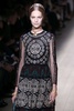 フランス・パリ市内で発表された「ヴァレンティノ（VALENTINO）」14年春夏コレクション（2013年10月1日撮影）。(c)AFP/PATRICK KOVARIK