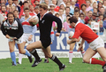 1987年ラグビーW杯ニュージーランド大会（Rugby World Cup 1987）準決勝、オールブラックス対ウェールズ。試合に臨むオールブラックスのジョン・カーワン（John Kirwan、左、当時、1987年6月14日撮影）。(c)AFP